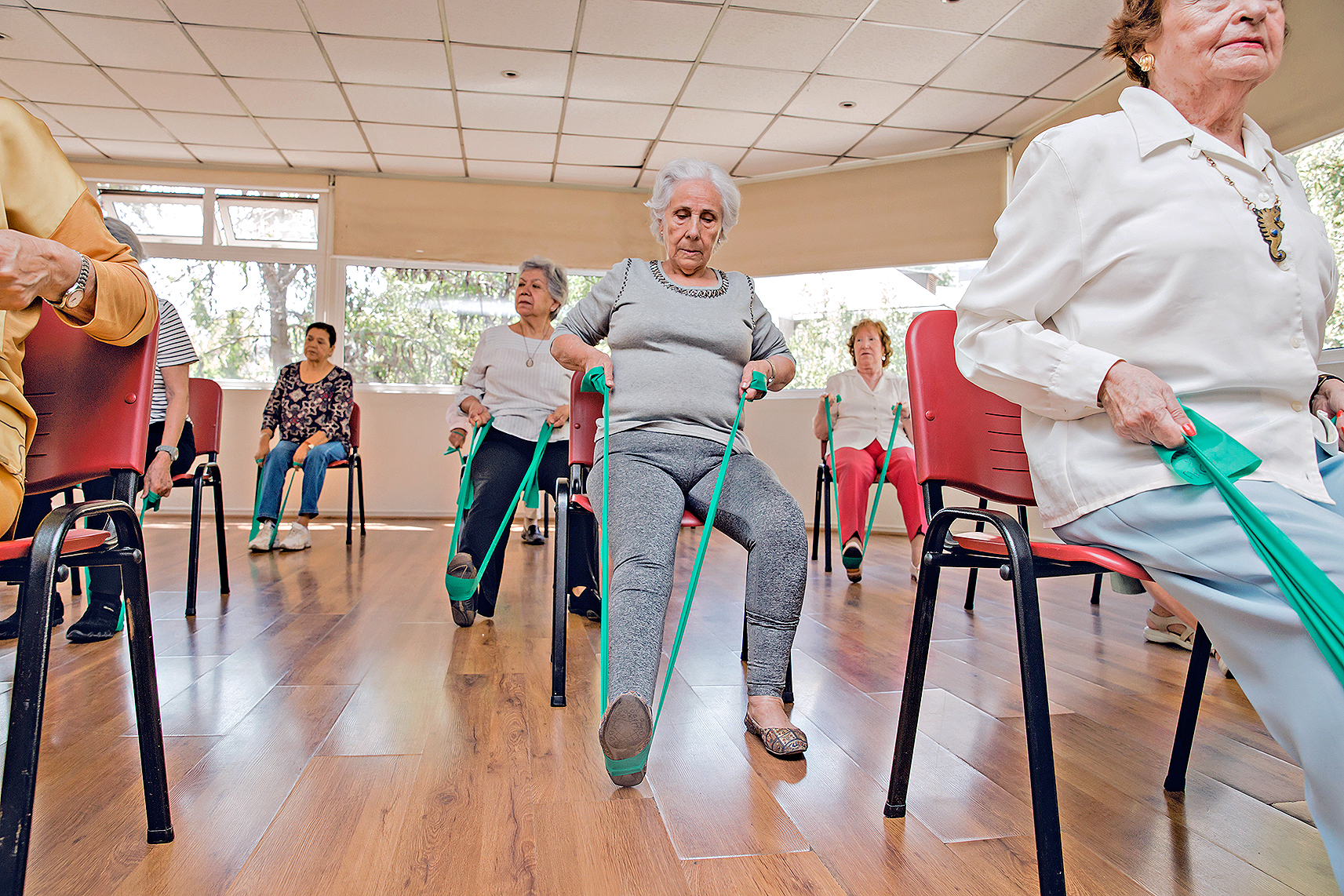 Personas mayores: Ejercicios y recomendaciones para mantenerse activos en casa