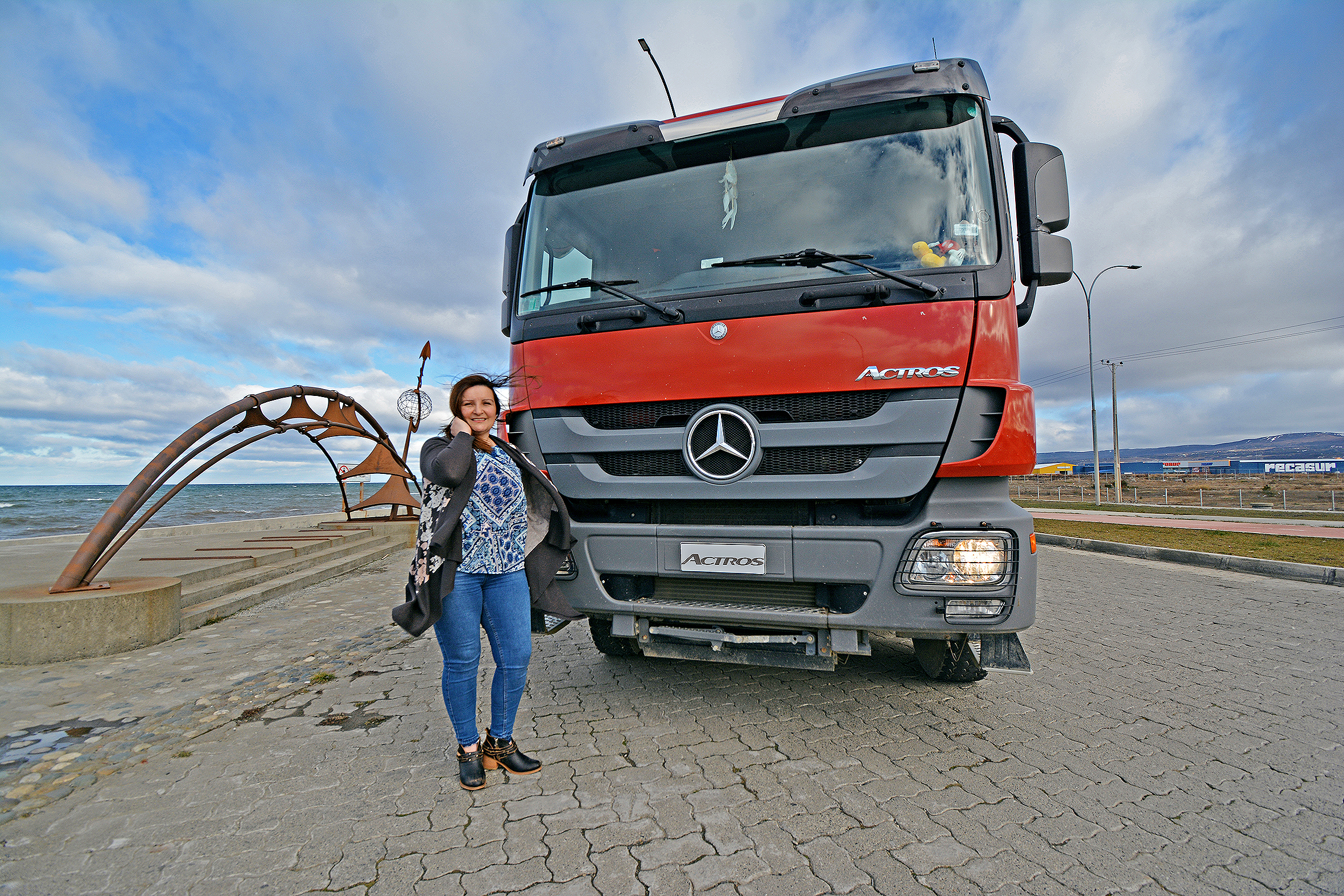 Magallánica “cambia el paradigma” y se dedica a la conducción de camiones  para el transporte de carga